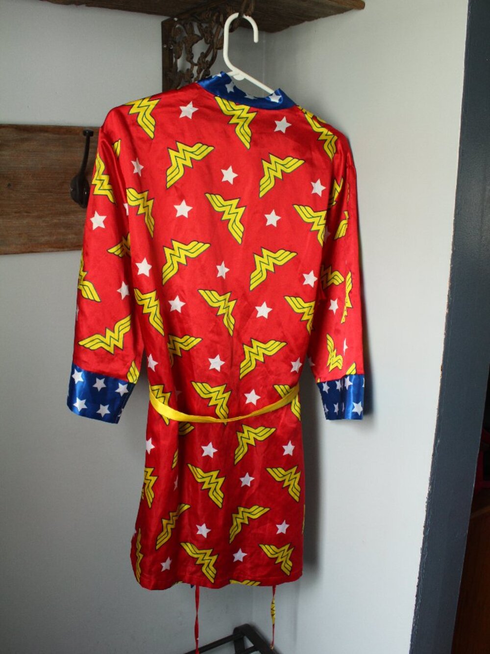 Wonder Woman O/S Kimono Style Robe - Picture 3 of 3